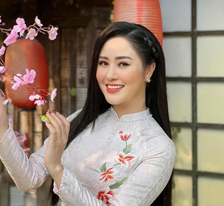 Tiểu sử ca sĩ Lê Thu Uyên xinh đẹp dịu dàng Tiểu sử ca sĩ Lê Thu Uyên xinh đẹp dịu dàng