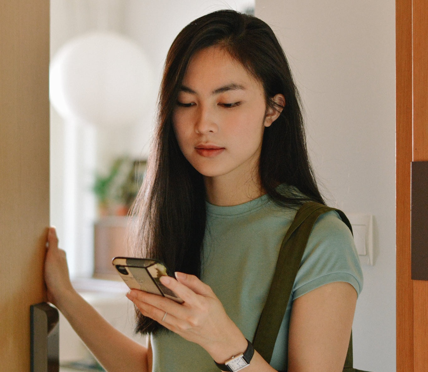 Tiểu sử Helly Tống chọn lối sống ăn chay và thường xuyên thiền định tại chùa