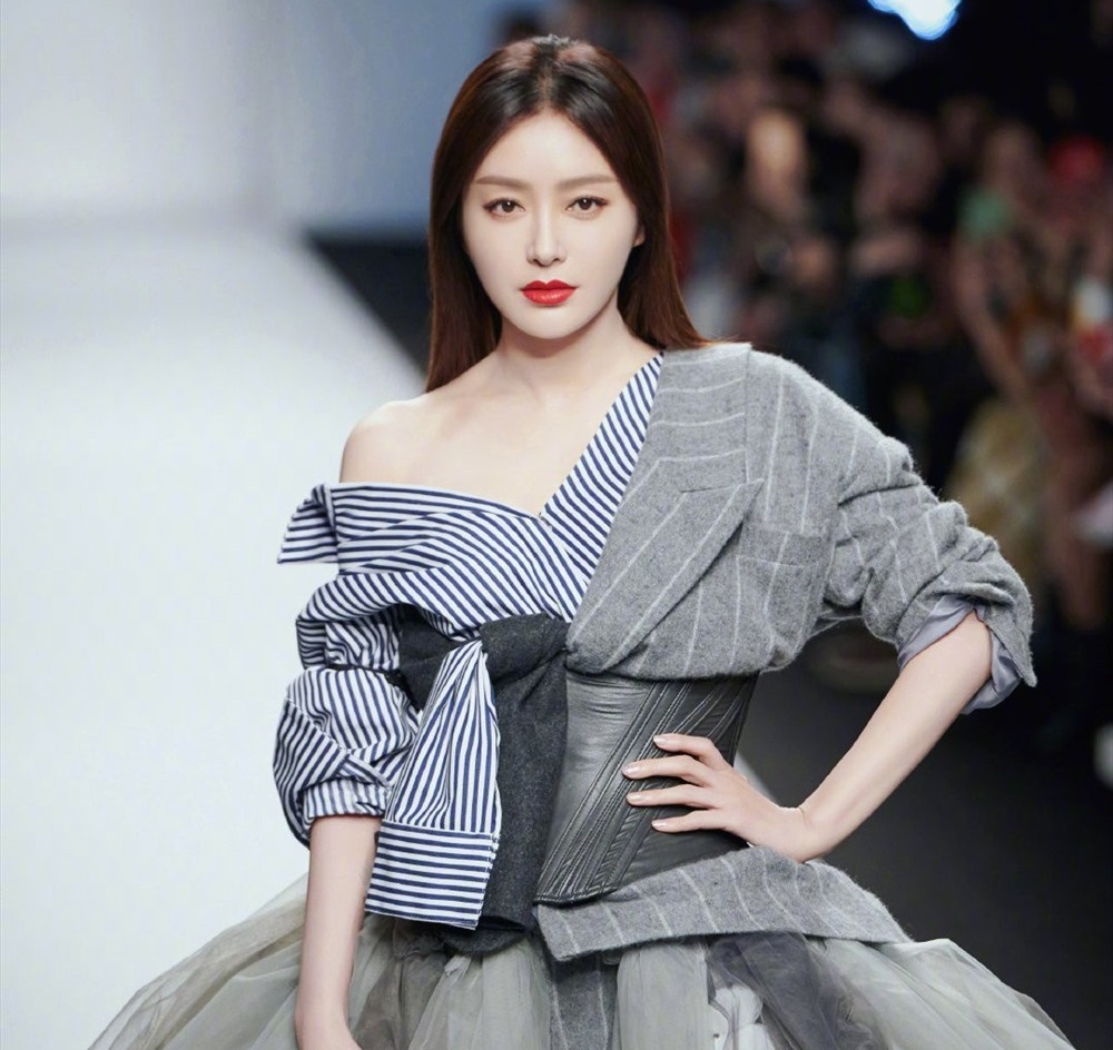 Tiểu sử Tần Lam từng học kế toán trước khi bén duyên diễn xuất Tiểu sử Tần Lam từng học kế toán trước khi bén duyên diễn xuất