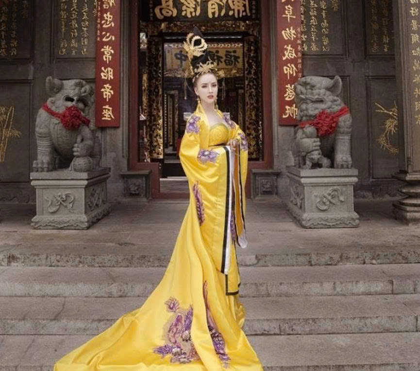 Tiểu sử Mi Vân hóa thành Võ Tắc Thiên vô cùng xinh đẹp và gợi cảm