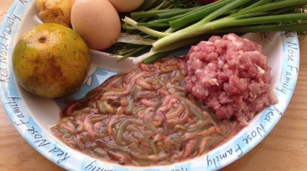 Bạn cần thêm một ít vỏ chanh hoặc vỏ quýt vào nấu cùng để loại bỏ mùi tanh