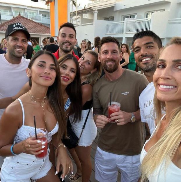 Lễ tiệc sinh nhật lần thứ 35 của Messi đã có sự góp mặt của đồng đội cũ ở Cesc Fabregas và Luis Suarez cùng với vợ của anh