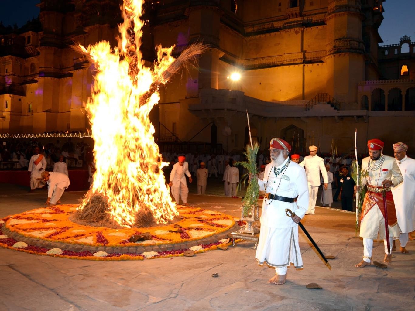 Người dân tập trung thực hiện nghi lễ Holika Dahan