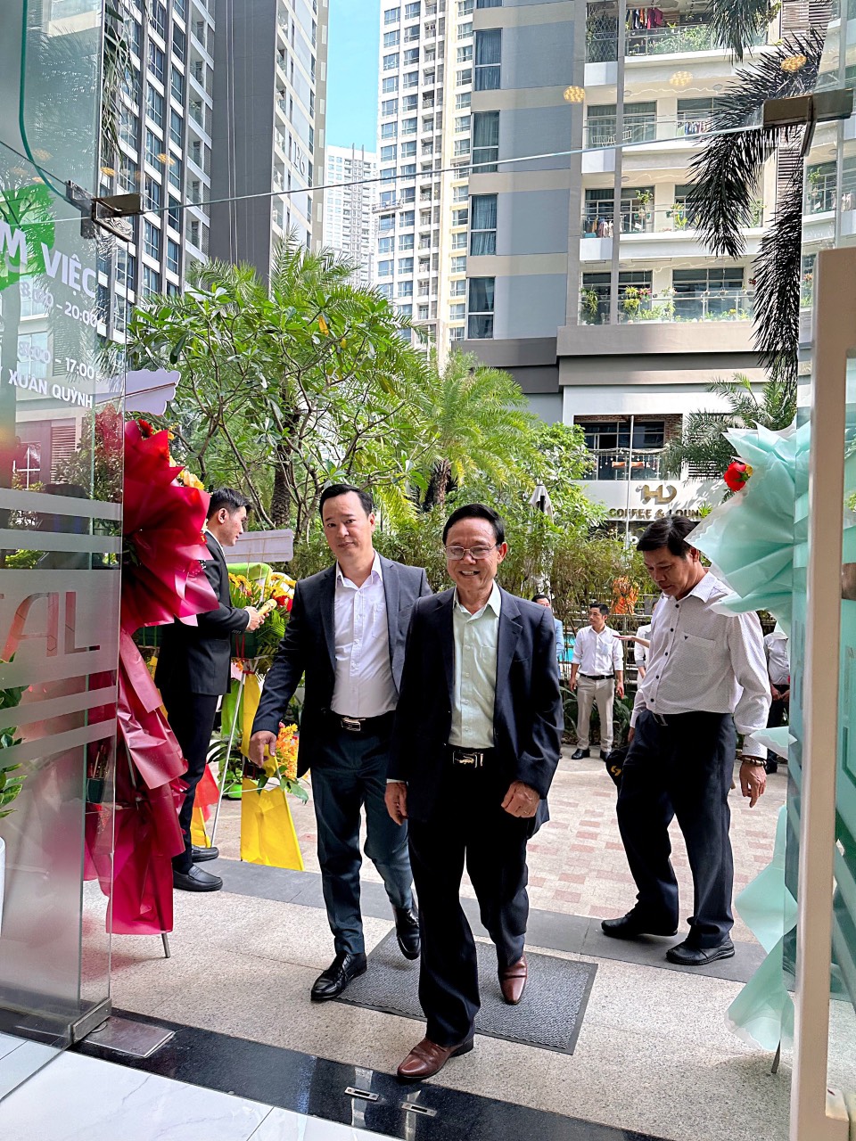 Không khí nhộn nhịp, vui vẻ của Haki Dental Vinhomes Central Park trong ngày khai trương