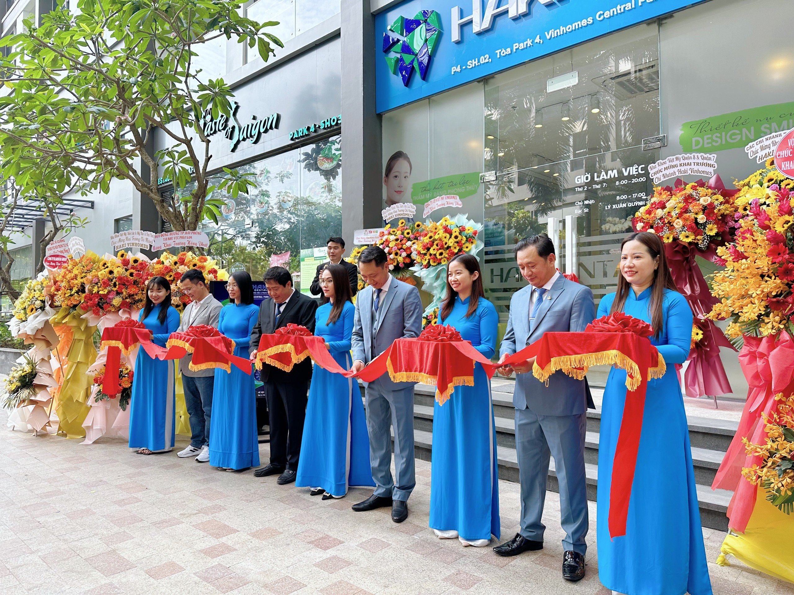 Nghi thức cắt băng khánh thành khai trương Nha Khoa Haki - Vinhomes Central Park