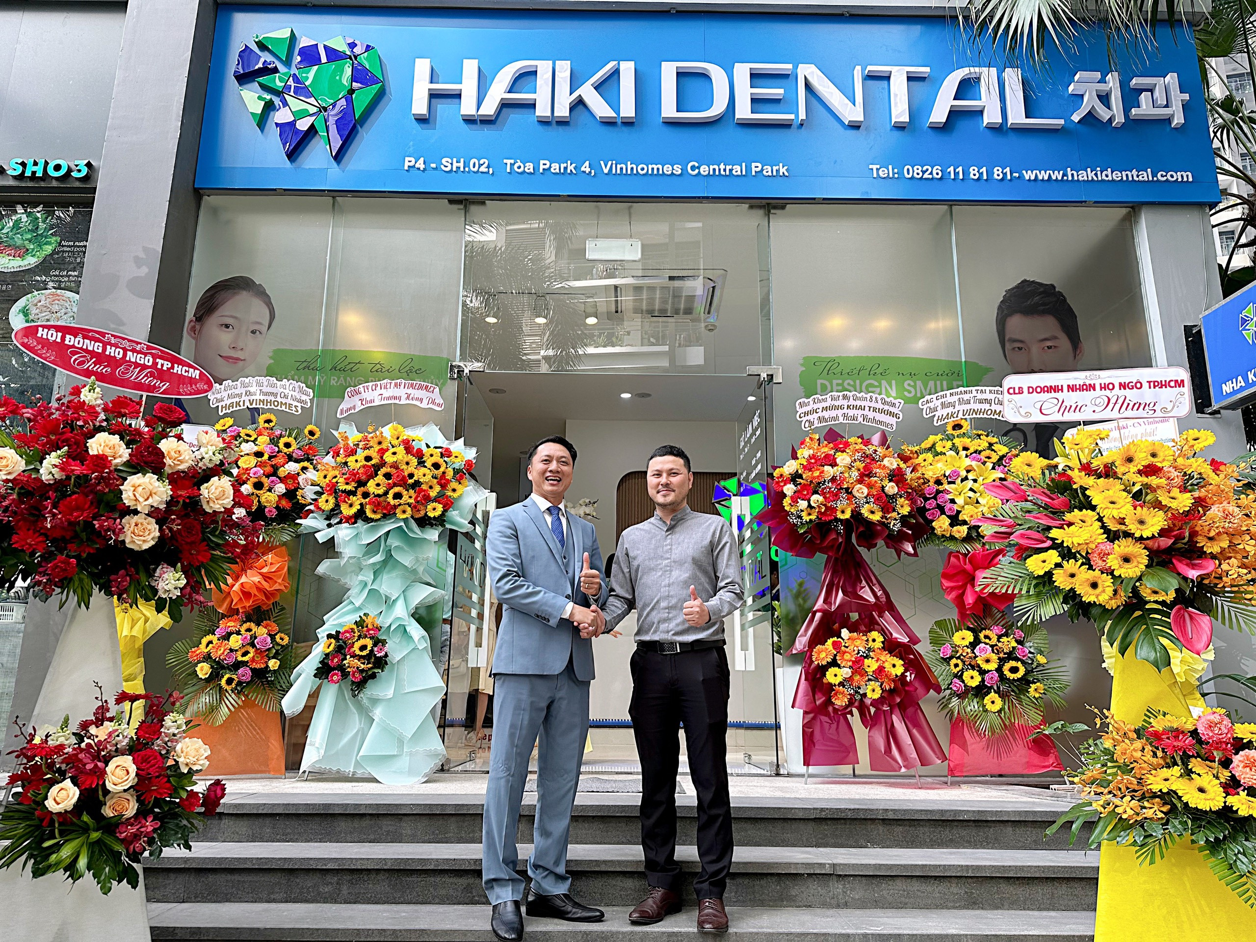 Ngô Quang Phục và giám đốc Thế Giới Xe Chạy Điện