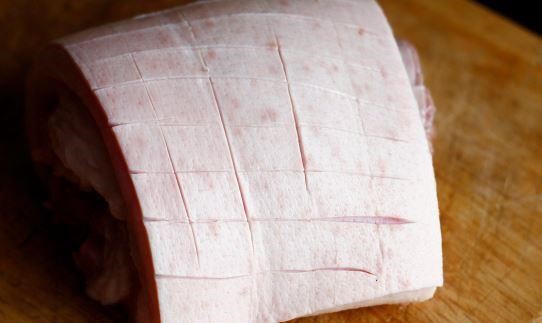 Khía bì lợn thành hình ô vuông nhỏ trước khi nấu