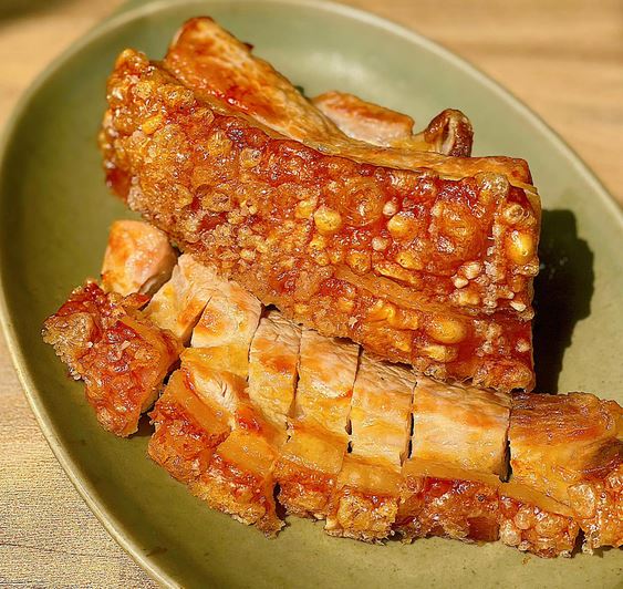 Thịt quay giòn bì: Món ăn quen thuộc của người Việt Nam