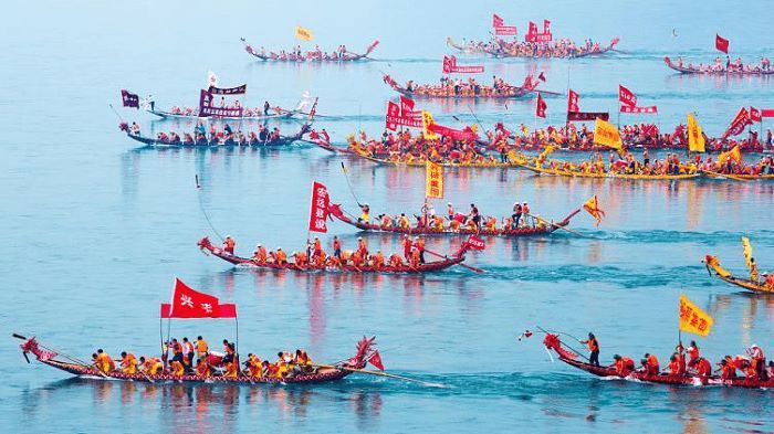 Cuộc thi Thuyền Rồng diễn ra sôi động trong phần hội