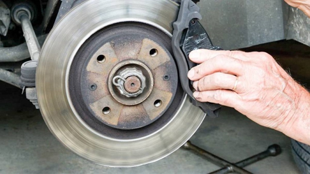 Nên thay má phanh định kỳ tránh hỏng hóc