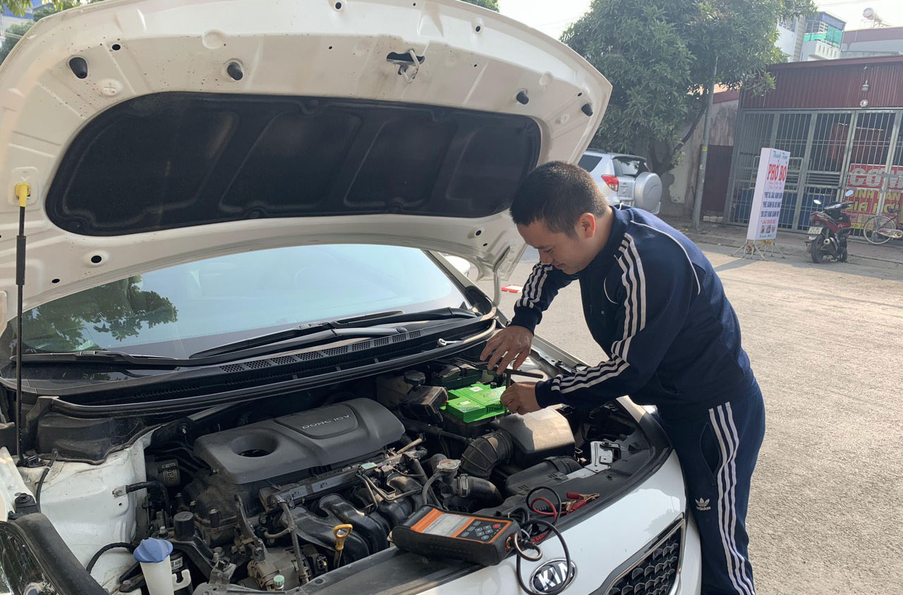 Thay bình ắc quy ô tô tận nơi theo yêu cầu 24/7 Bình Chánh
