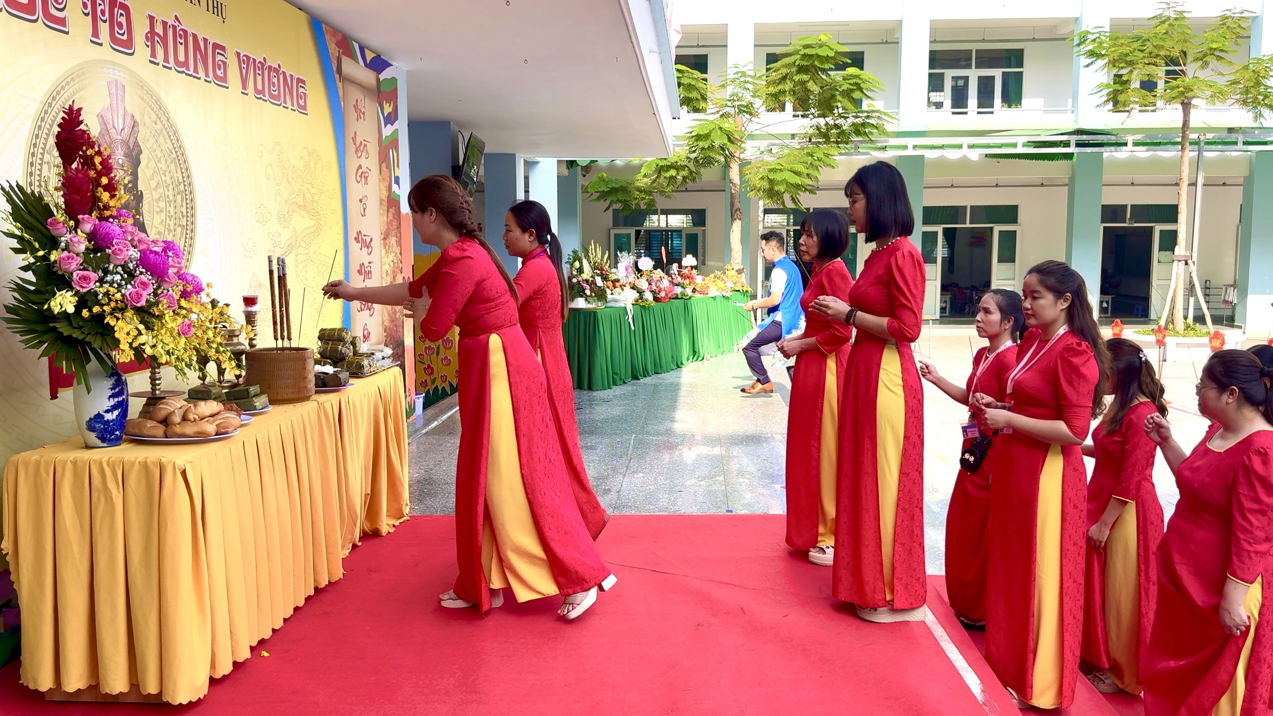 Các thầy cô cùng dâng hương