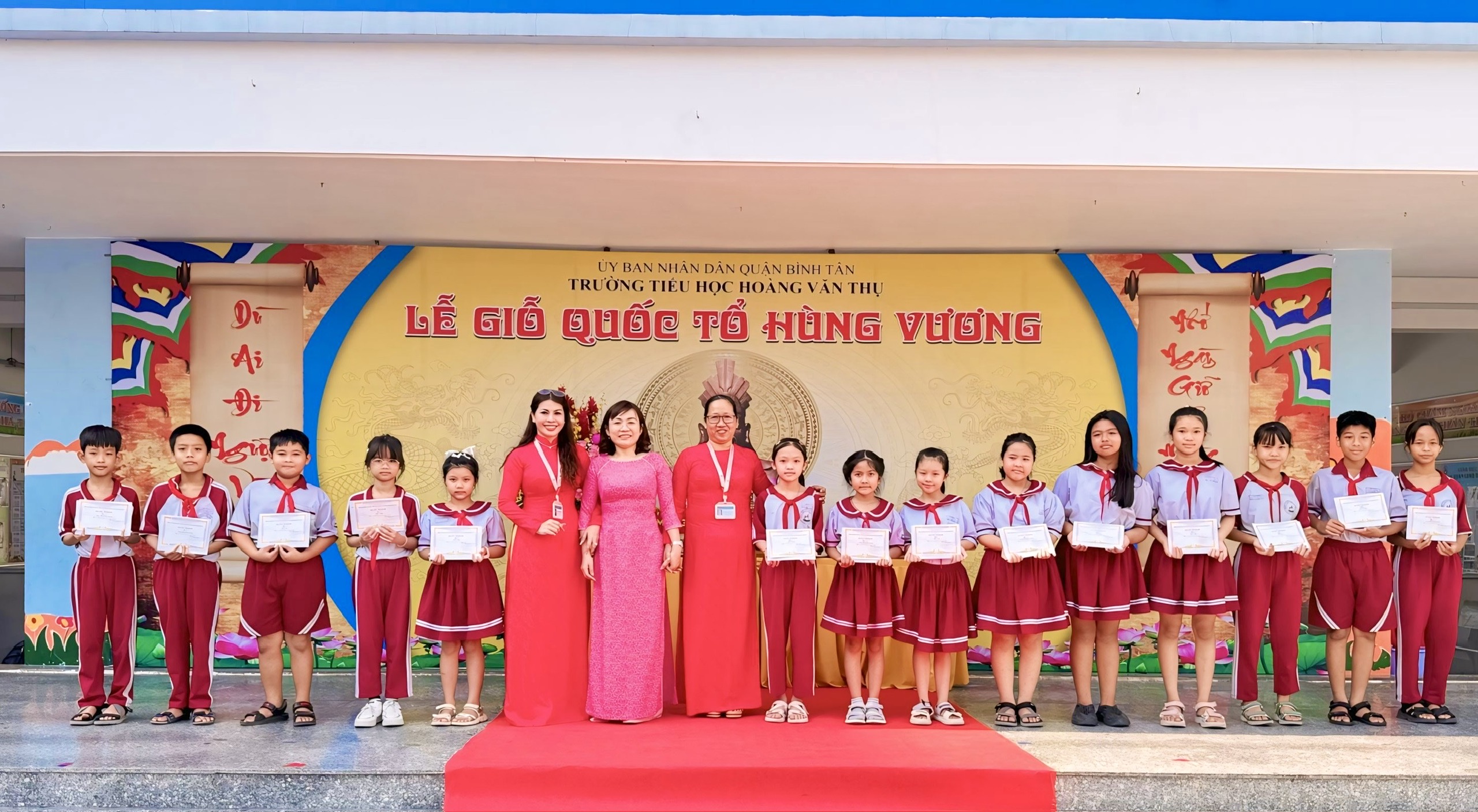 Các lớp chụp hình lưu niệm cùng nhau