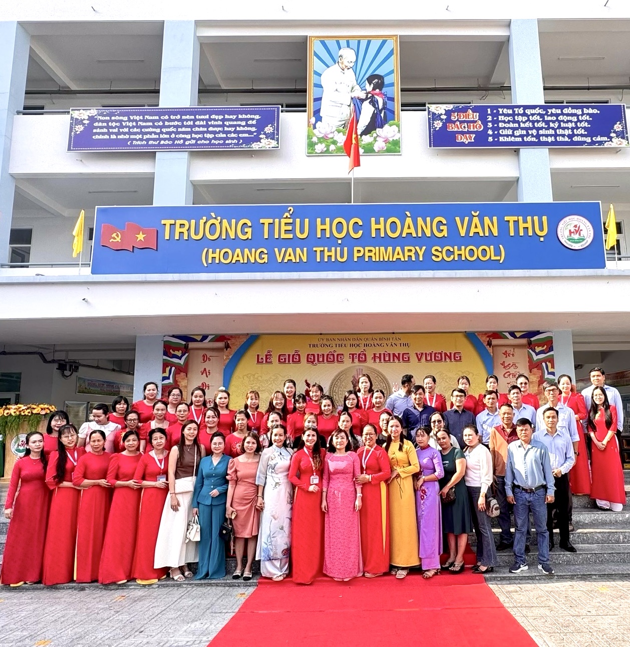 Ban giám hiệu nhà trường và khách mời chụp hình lưu niệm