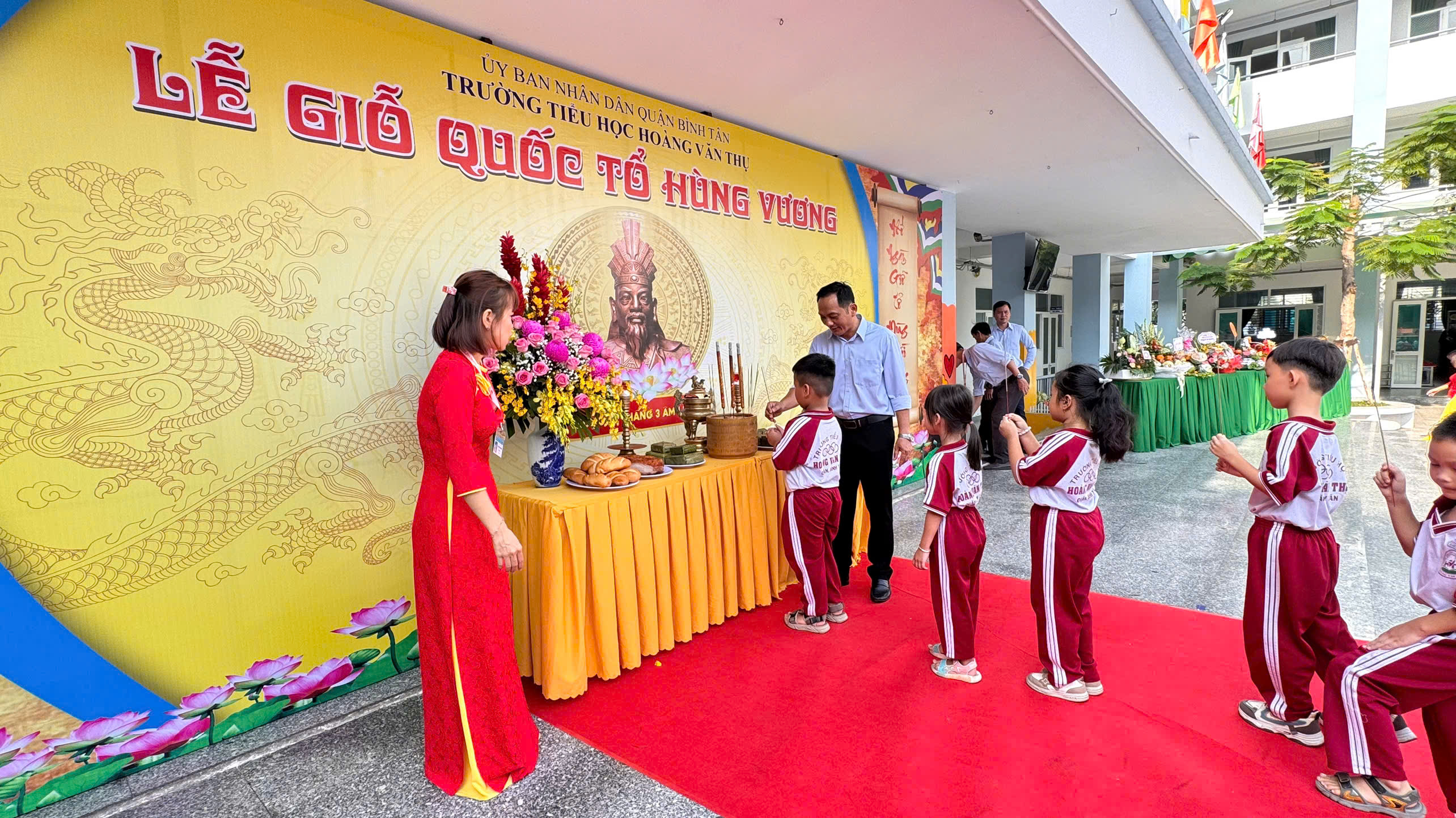 Đại diện các lớp nhận giải trong cuộc thi trang trí mâm ngũ quả