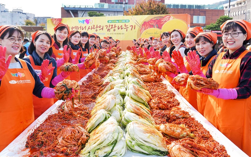 Đông đảo người dân đến tham gia lễ hội