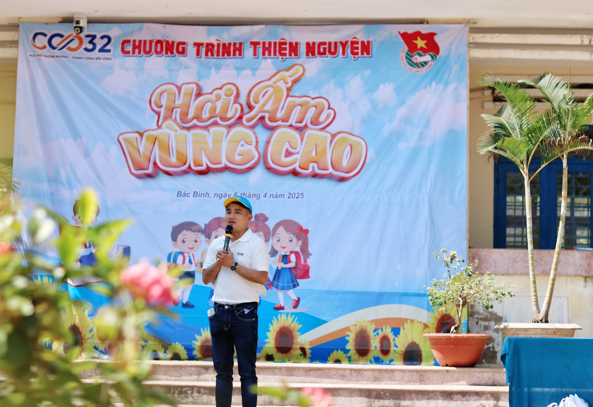 Lớp trưởng Phùng Đức Hoàng Luân Chủ Tịch BLUESUN ACADEMY phát biểu tại chương trình