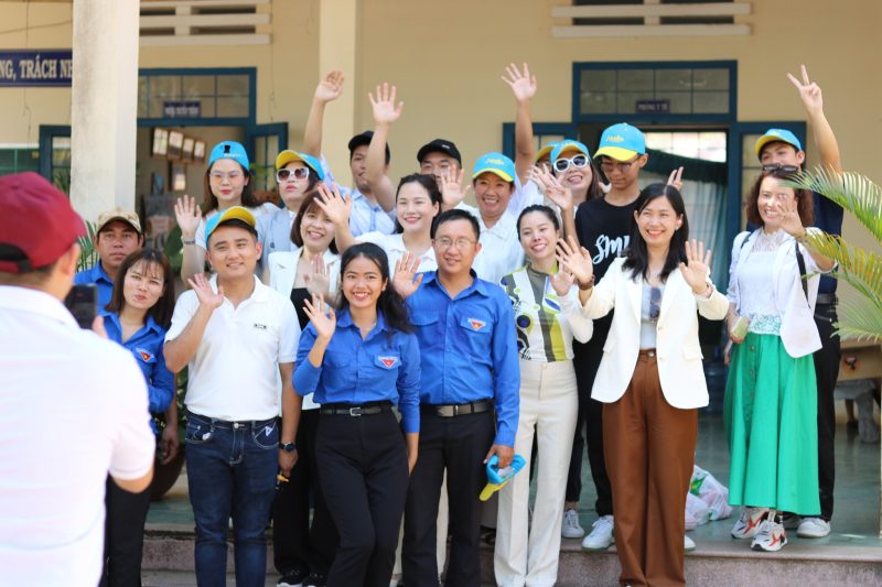 Ban tổ chức cùng chụp hình lưu niệm