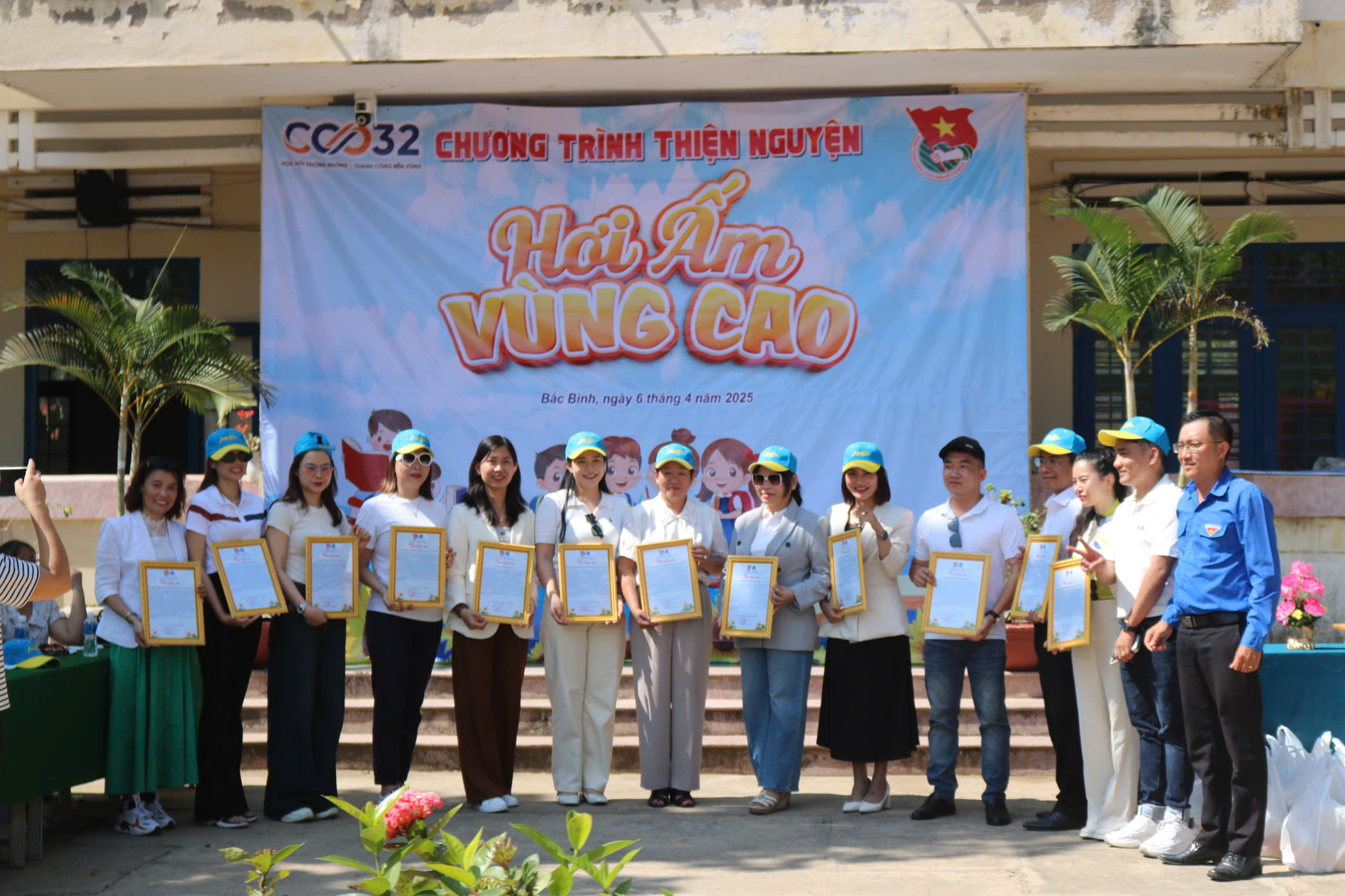 Ban tổ chức cùng chụp hình lưu niệm