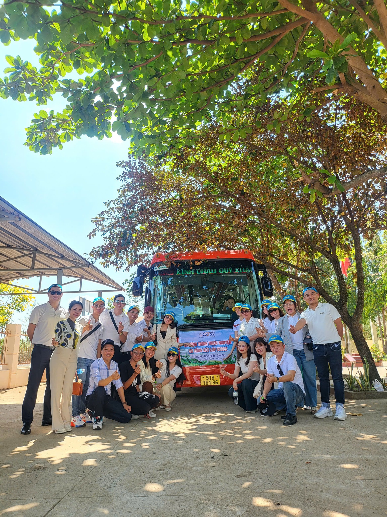 Tập thể lớp CCO32 tham gia chương trình thiện nguyện