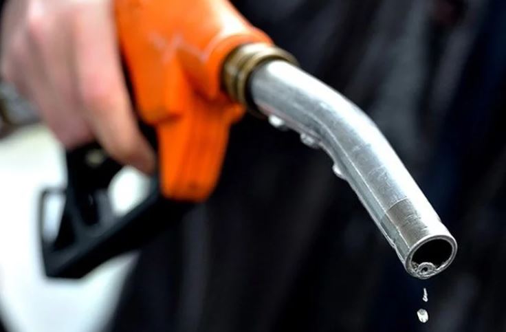Nếu trên nắp ghi chữ Fuel đó là xe chạy xăng còn nếu có chữ Diesel đó xe chạy dầu