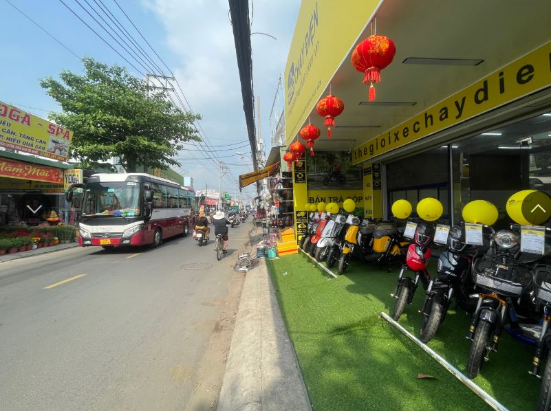 Cửa hàng đã trải những chiếc thảm màu xanh dưới đất và đằng trước còn được lắp thêm nhiều chiếc lồng đèn màu đỏ rực rỡ để tạo nên điểm nhấn cho buổi khai trương