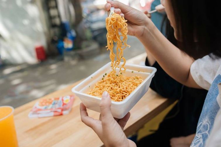 Mì ăn liền có nhiều chất carbs và béo, trong mì chứa khoảng 27g carbs và 7g chất béo