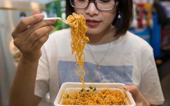 Một nhóm nghiên cứu phát hiện ra những phụ nữ ăn nhiều mì ăn liền sẽ có hội chứng chuyển hóa cao