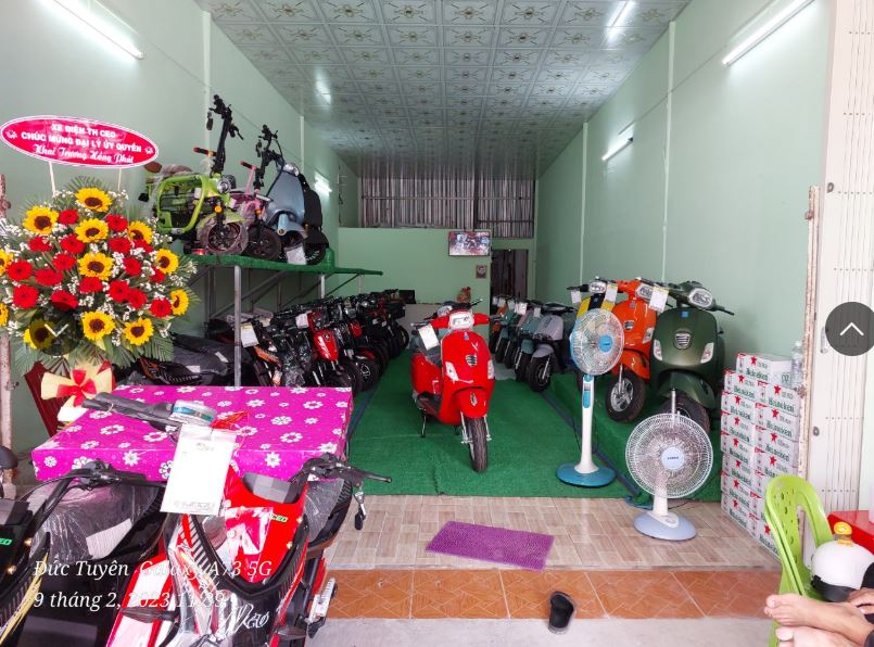 Những chiếc xe tại cửa hàng được xếp gọn gàng, ngăn nắp cùng với lẵng hoa tươi thắm, phần quà nhỏ tạo nên nét đẹp ấn tượng