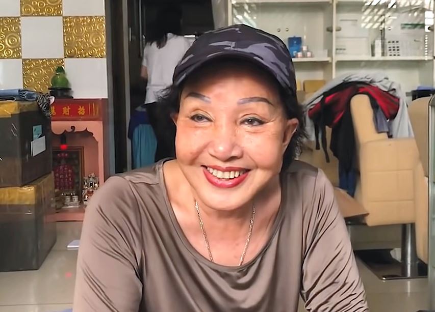 Mặc dù nghệ sĩ Hồng Nga là người rất thành công trên sân khấu nhưng lại lận đận trong chuyện hôn nhân