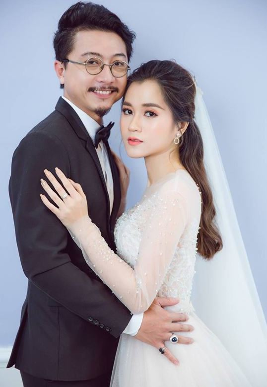 Ngoài sự nghiệp của mình, anh còn có người vợ xinh đẹp Lâm Vỹ Dạ