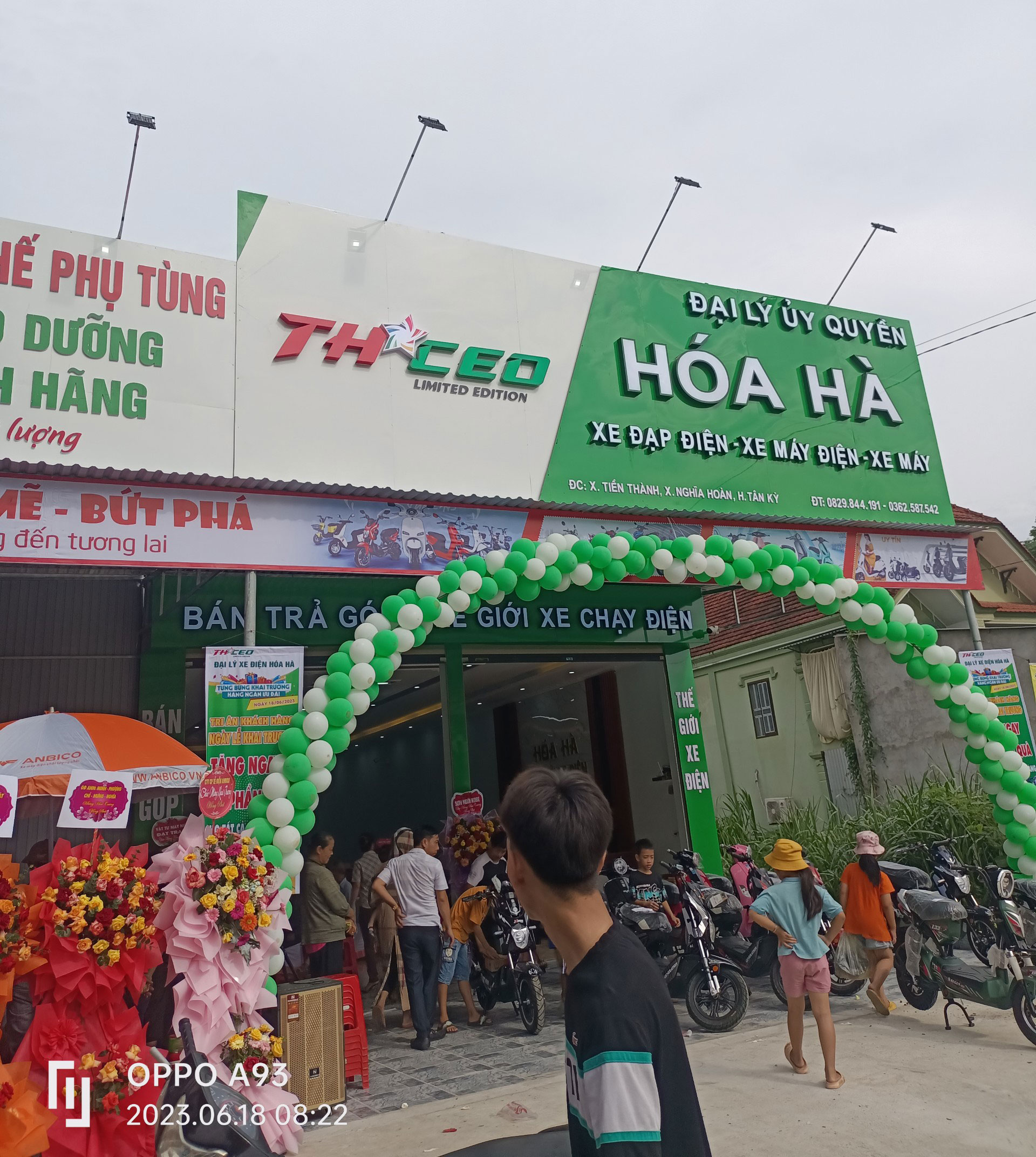 Nhân dịp khai trương, đại lý cũng sắm luôn chỗ sửa chữa, thay thế phụ tùng hay bảo hành, bảo dưỡng bên cạnh