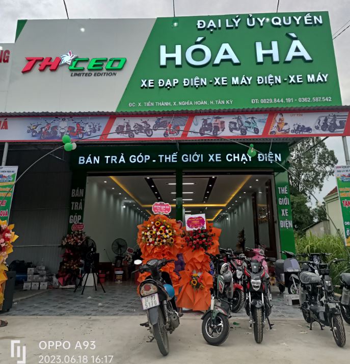 Trong không gian rộng rãi thoáng mát, những chiếc xe điện đều được sắp xếp gọn gàng, ngăn nắp