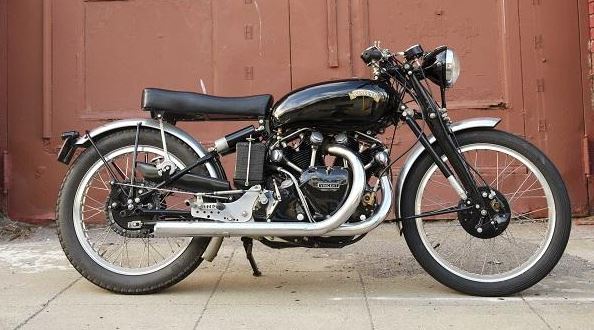 Black Lightning là mẫu xe đua được chế tạo dựa trên thiết kế của Black Shadow do Vincent sản xuất