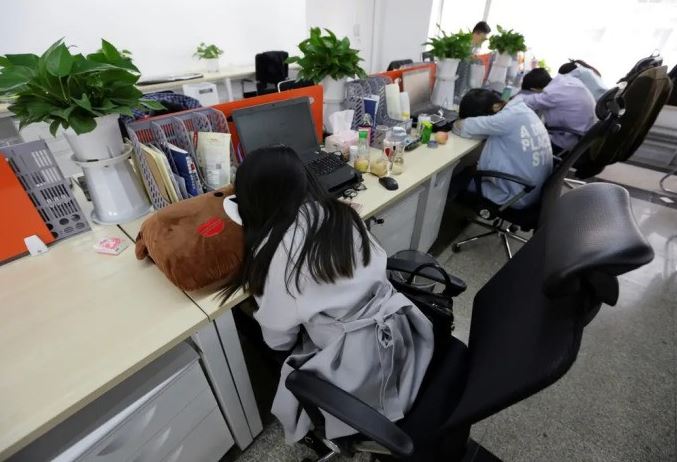 Ngủ ngồi trên ghế văn phòng giúp cải thiện hơi thở, giảm đau lưng, làm dịu thần kinh,...