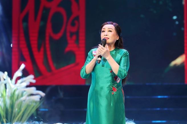 Mặt khác, cuộc sống gia đình của bà khá kín ít người biết đến