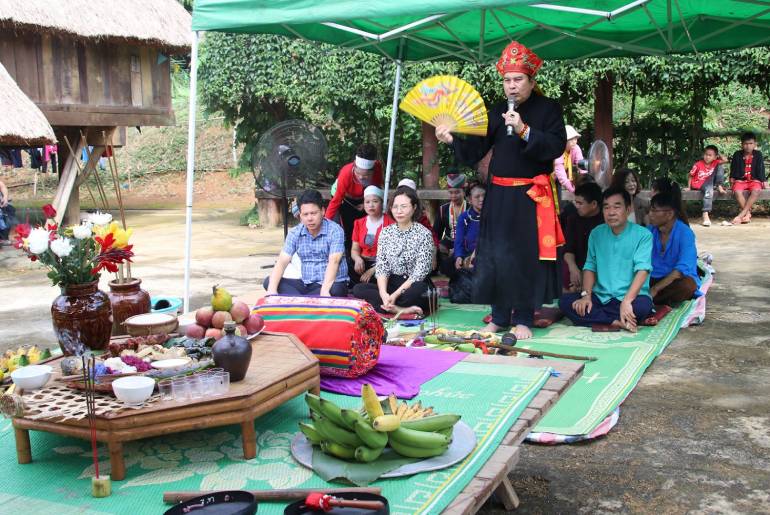 Thầy mo thay gia chủ cúng mừng cơm mới