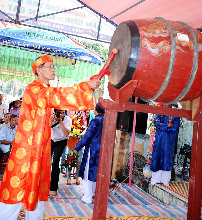 Chủ tế đánh trống khai mạc lễ hội