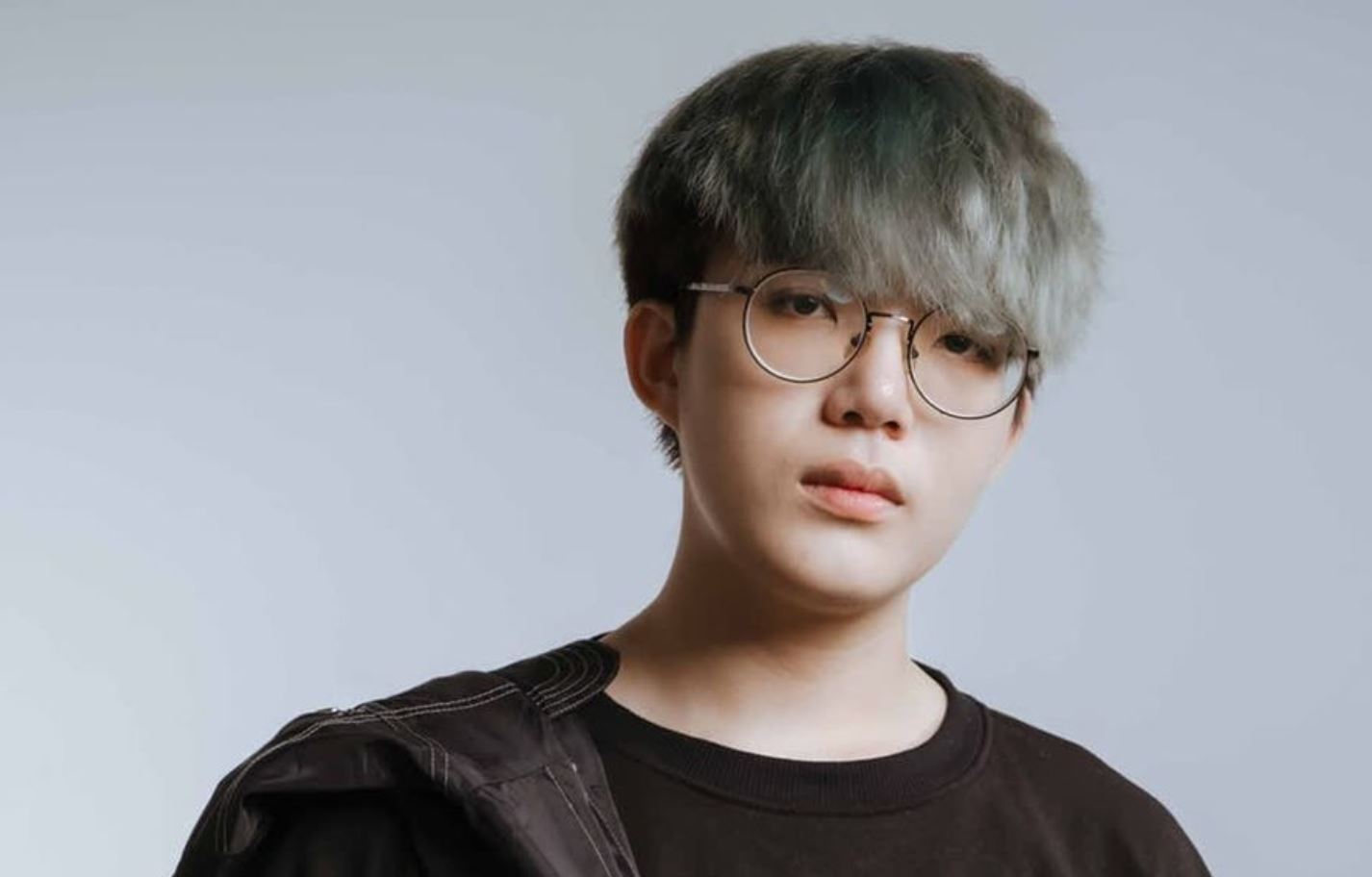 Tiểu sử Phong Cận TV có tên thật Nguyễn Thanh Phong, sinh năm 2001 tại Bình Dương