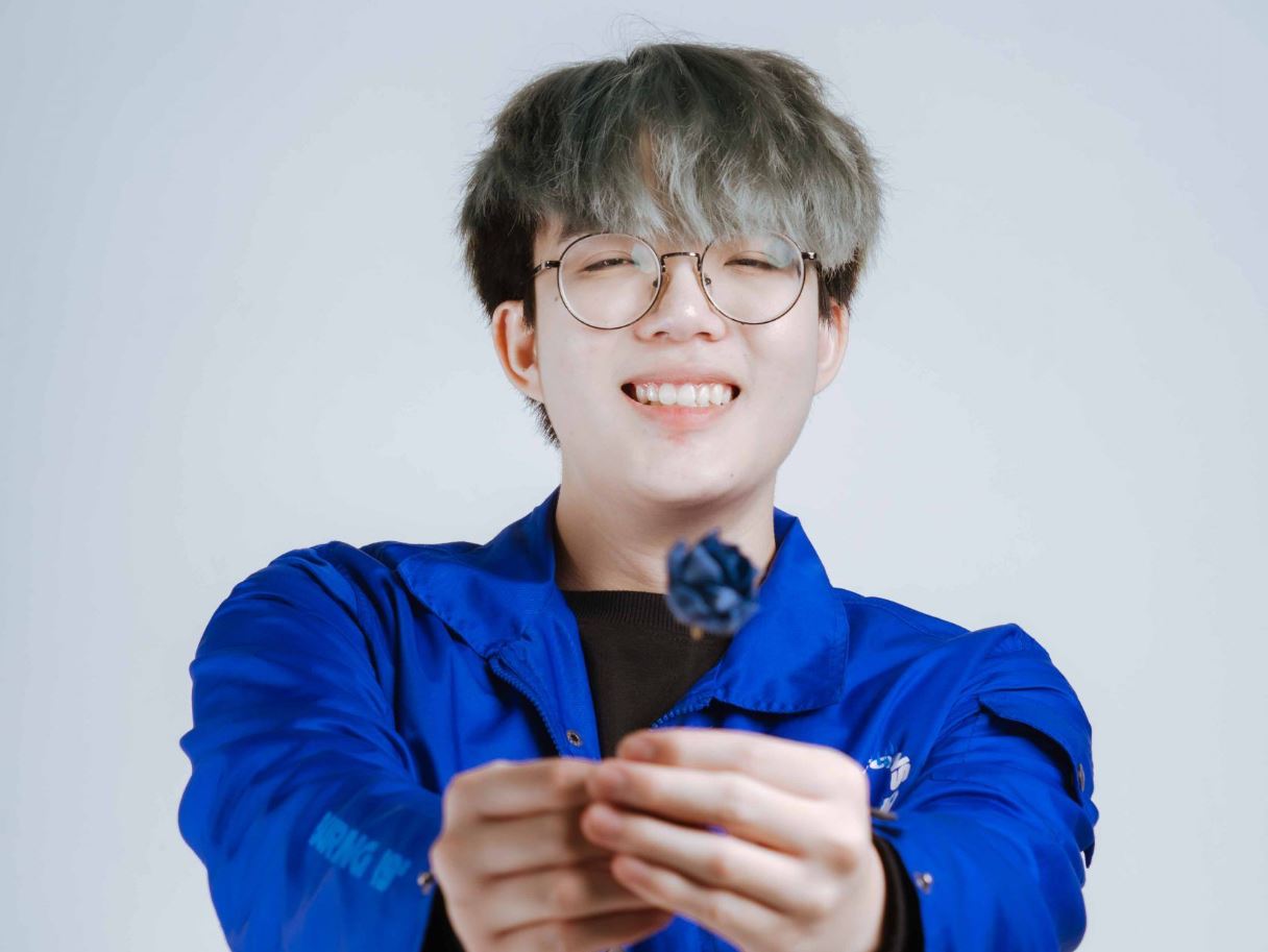 Tiểu sử Phong Cận TV từng phải nghỉ học giữa chừng để bươn chải kiếm sống