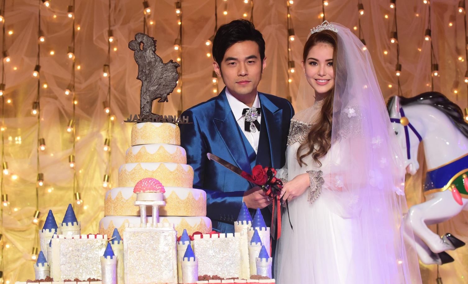 Tiểu sử Côn Lăng có tên thật là Hannah Quinlivan sinh ngày 12/08/1993 tại Đài Loan