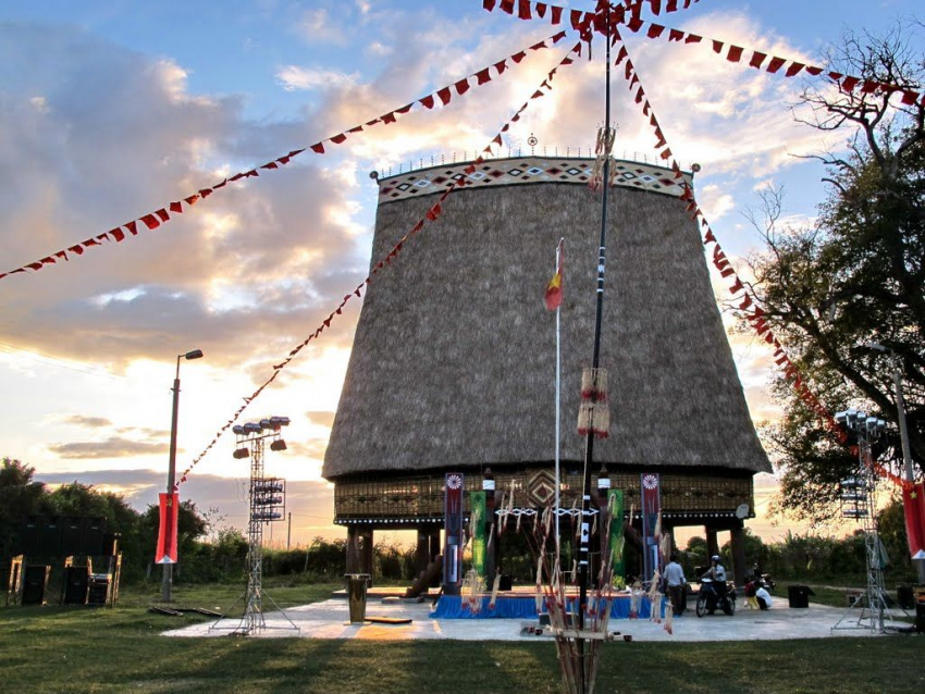 Nhà Rông là nơi sinh hoạt văn hóa chung của đồng bào Giẻ Riêng