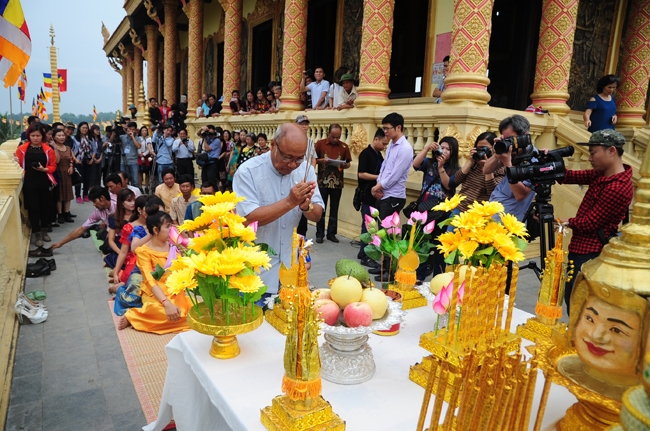 Lễ Nhập hạ thu hút đông đảo đồng bào và phật tử Khmer tham gia
