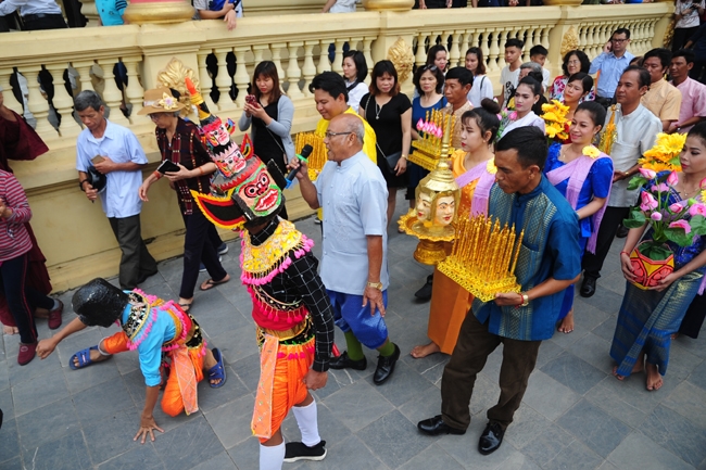 Nghi thức dâng đèn cầy trong lễ Nhập hạ