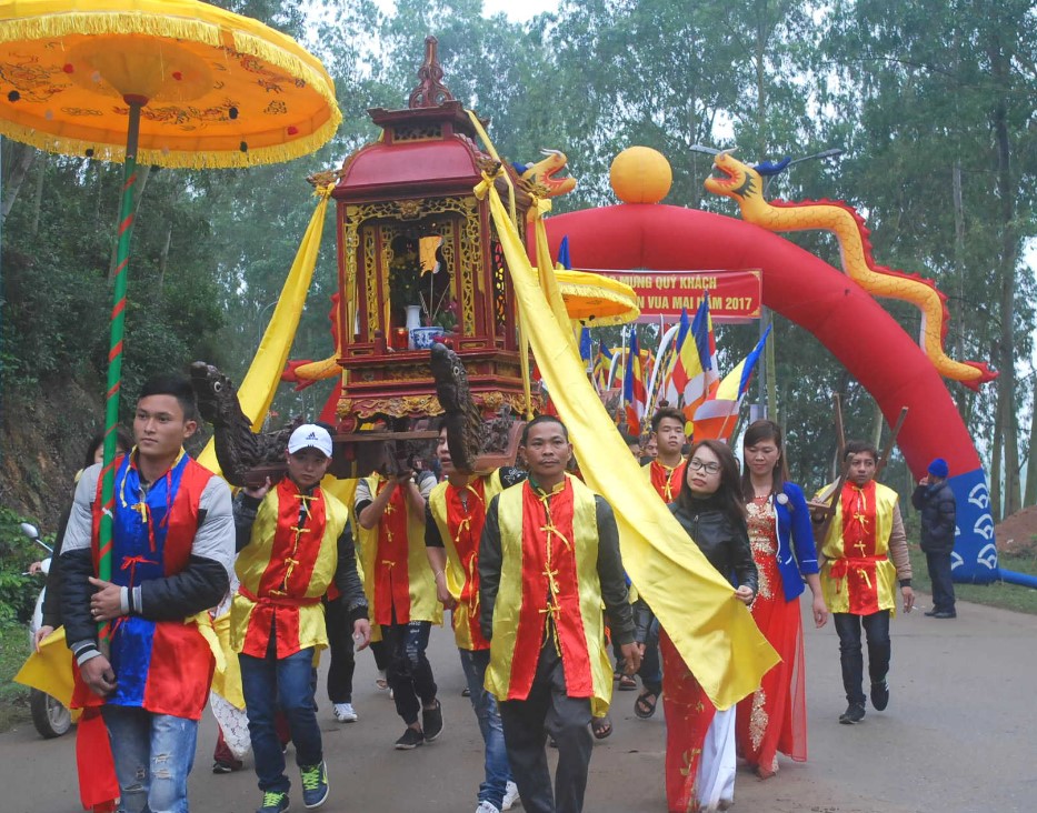 Ngày hội truyền thống tại đền Vua Mai