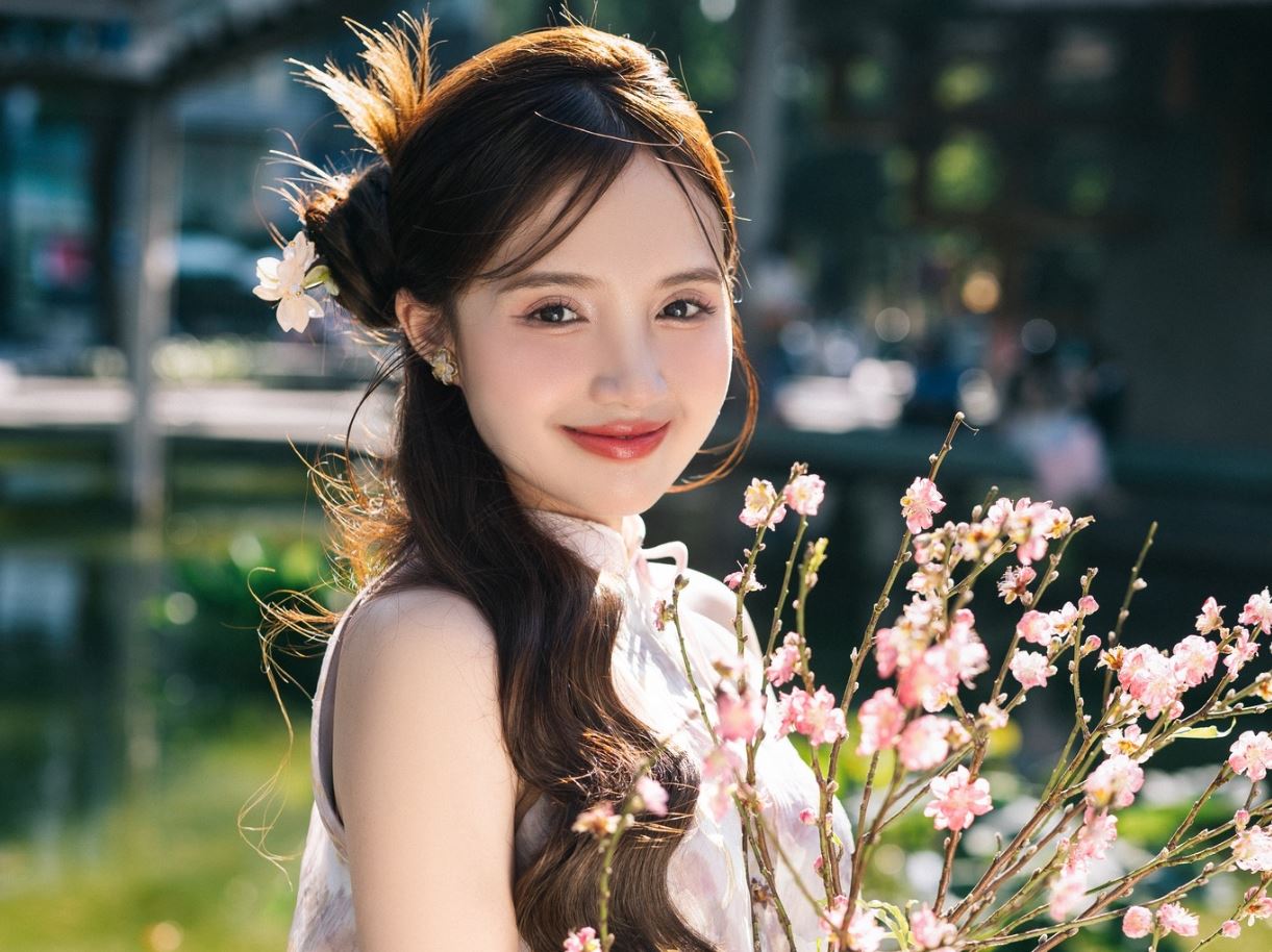 Tiểu sử Hường Lulii tên thật là Nguyễn Thị Cẩm Hường sinh ngày 26/03/1998 tại Đồng Tháp