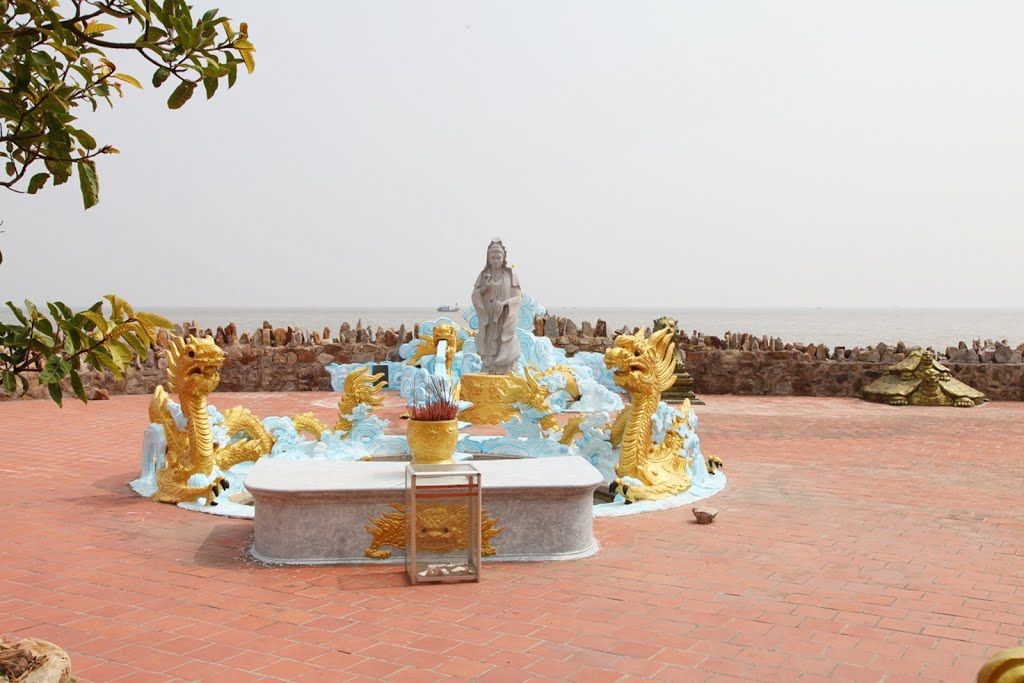 Lễ hội đền Bà Đế là dịp để người dân tới cầu may mắn cho bản thân và gia đình