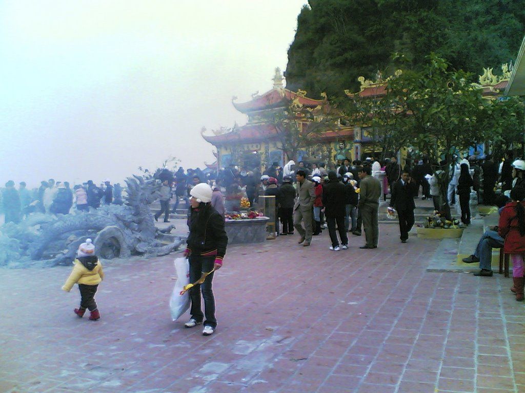 Lễ hội đền Bà Đế thu hút đông đảo người dân tham gia