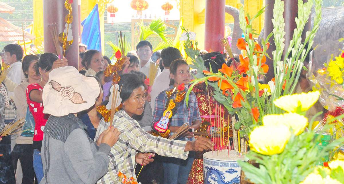 Lễ hội vía Bà Rá Phước Long thu hút đông đảo người dân tham gia