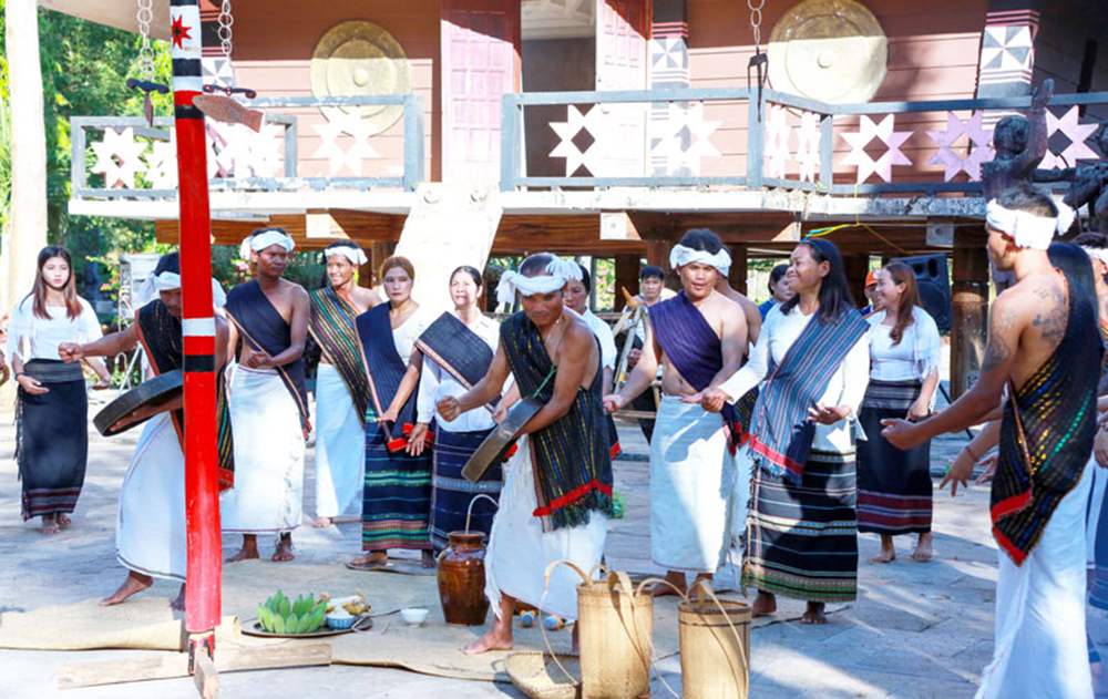 Nghi thức cúng thần Bơmung của người Churu được thực hiện ở sân đình